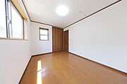 ２階、約６帖の洋室です。  ●　住宅ローンご相談承ります。　【例】　自己資金０でも借入できるの？　　　収入が年金のみでも、借入できる？ 