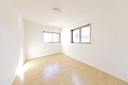 ２階、約６帖洋室です。