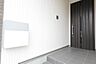 エントランス：玄関です。●広々とした延床面積100.91m2の居室空間、更に広さ1坪以上の浴室はゆったり足を伸ばして充実のリラックスタイムを作ります。