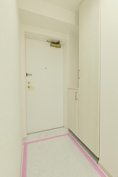 玄関です。上階からの生活音や足音が響かない最上階のお部屋です。