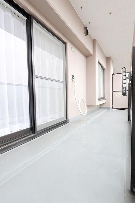 バルコニーは、リビングに面します。広々とした延床面積５８．８m2の居室空間、更に洋服をひとまとめに収納できるウォークインクロゼット有なので、分厚いコートなど冬物の収納に便利です。