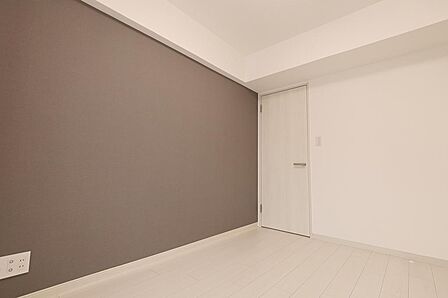 約５帖の洋室です。害虫が飛んで来にくいから、嫌いな方にはおすすめの最上階の物件です。