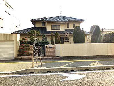 外観：前面道路より正面の撮影　　東側にガレージあります。