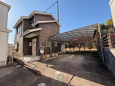 外観:駐車場2台可とカーポート付 外観:駐車場2台可とカーポート付