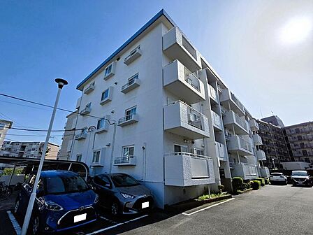 町田駅徒歩12分・閑静な住宅地に位置する総戸数16戸の4階建てマンション