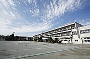 小学校「高崎市立新町第二小学校まで878m」