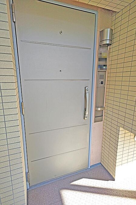 防犯性に配慮したダブルロック仕様の玄関ドア。住戸前にはインターホンも備えています
