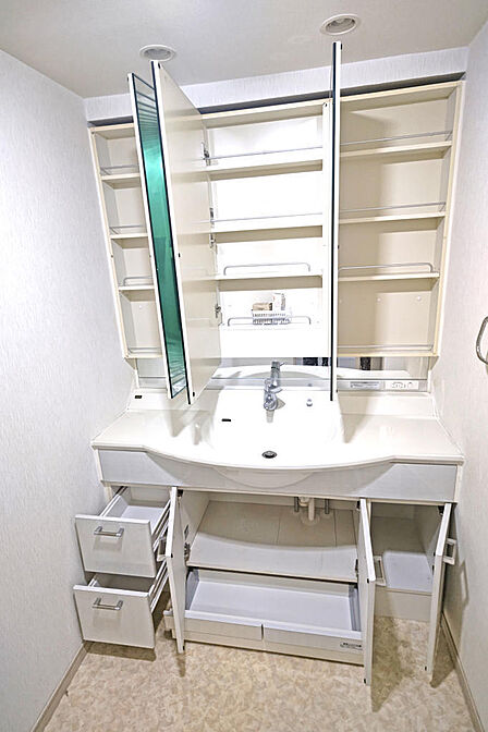 鏡裏から洗面台下まで収納スペースが充実。洗面用品や日用品をすっきり整理できます