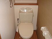 シャワー付きトイレです。予備のペーパーを置ける棚もあり♪