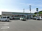 ファミリーマート高田米崎町店まで車約３分
