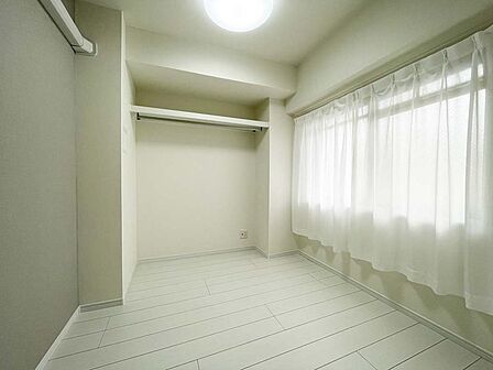 北側洋室も程よい採光が得られます。
