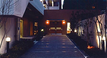 夜間のエントランスアプローチ。暗くなく、防犯面でも安心です。
