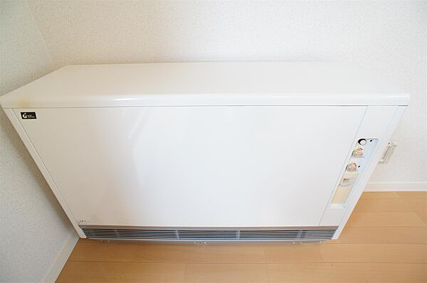 画像10:蓄熱暖房機