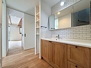 【施工例】高級仕様の洗面台。鏡の裏は収納になっています。脱衣室と別な空間にあるので使い勝手も◎