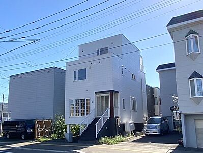 外観：令和6年6月内・外装リフォーム済みの4階建て住宅♪