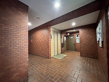 8回建の7階部分で南向き・角部屋になります!フルリノベーション済みでこの度100万値下げ致しました♪ 人気物件ではありますが、まずはご内覧からでも♪お気軽に問合せください!