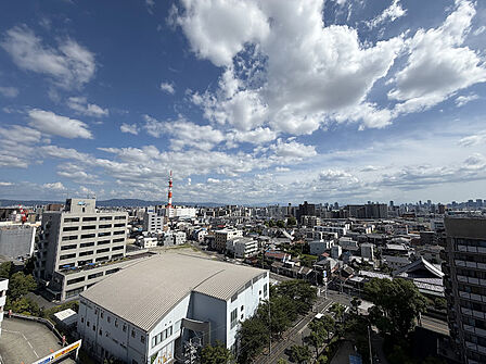 最上階・角部屋ならではの開放感を楽しめる住まい。窓からは川を望む心地よい眺望が広がります。84m2超のゆとりある4LDKで、ご家族それぞれの時間も大切にできる住空間です。