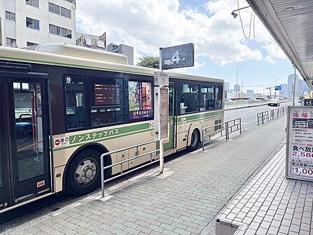 マンションの目の前にバス停があります