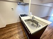 家族との会話を楽しみながらお料理ができる開放的な対面式キッチンです！