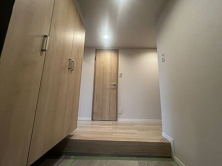 広々した玄関ホールが帰宅した家族を出迎えてくれます♪