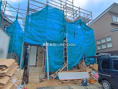 外観：駐車スペース並列2台！　広い玄関前なので、遊び道具やプランター等を置いても良しです！