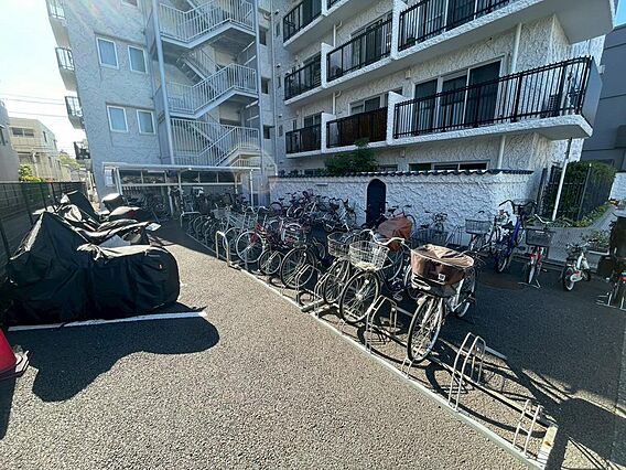 敷地内、駐車場...