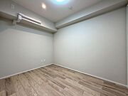 キッチン横の洋室