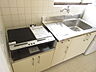 キッチン：ゆったり広い流し台。2口IHコンロ付き。シングルレバー水栓で使いやすい。