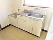 北に窓があるので、明るく風通りも良いです。使いやすいゆったりとした流し台。シングルレバー混合栓です。