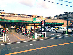 [周辺] 京急ストア磯子丸山店まで1100m、国道16号線から一本入った天神道路沿いにあるスーパー。駐車場有りで夜22時まで営業しています。
