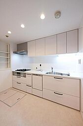 [キッチン] 白を基調としたキッチンは空間のコーディネートを邪魔せず、スッキリとした印象にみせてくれます