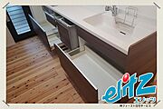 【システムキッチン】シンクしたなどは、大容量の収納スペースを確保！大型調理器具もスッポリ入るので、うれしいスペースです