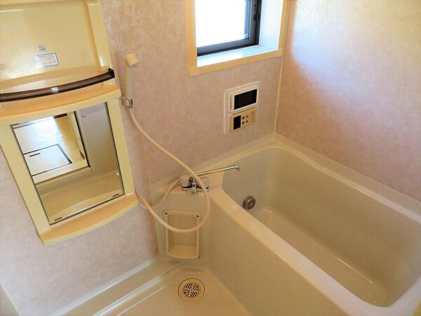 画像23:浴室には窓もあり換気も出来ますね。