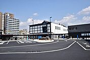 鹿児島駅【JR鹿児島駅】鹿児島市浜町にあるJR九州の駅。令和2年2月に建て替えをしている。周辺には上町ふれあい広場がある。市電鹿児島駅前電停が隣接している。 250m
