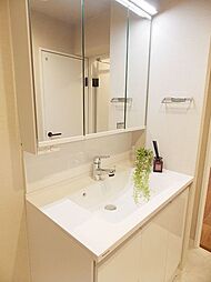 [洗面] ■三面鏡のシャンプードレッサーは鏡面裏が収納になっているのでスキンケア用品などもすっきり片付きます