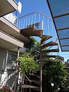 ルーフバルコニーにつながる螺旋階段あります