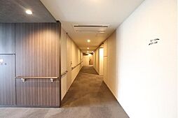 [エントランス] ホテルのような絨毯が敷かれた内廊下。