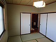 和室から玄関側を撮りました。
