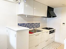 [キッチン] 白で統一されたキッチン！サイドにも収納ボックスがあります