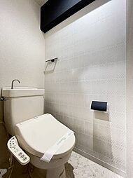 [トイレ] 人気のシャワートイレ・バストイレ別です♪横にはタオルを掛けられるハンガーもあります♪