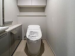 [トイレ] 日本を訪れた外国の方で「使ってみて驚いた」と仰る方の多い、ウォシュレット。おしりを優しく洗ってくれるだけではなく、パワー脱臭機能なども備え、快適な空間を創出する機能もございます。