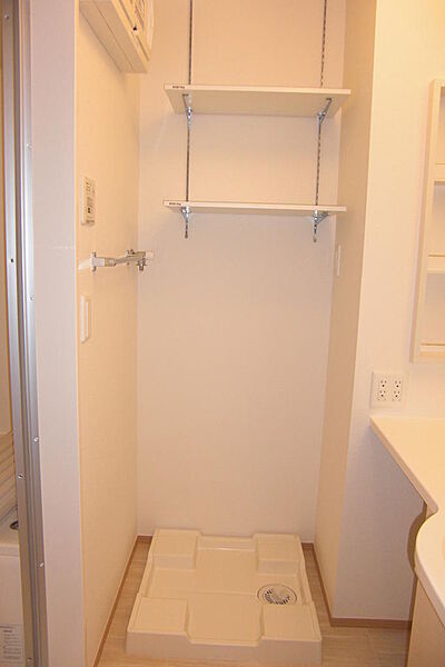 画像24:室内洗濯機置場。便利な棚付です。