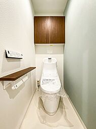 [トイレ] 洗浄便座一体型トイレ。自動開閉、自動洗浄機能付き。