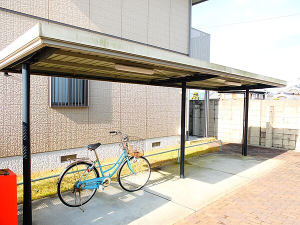 画像23:屋根付き駐輪場は無料です。