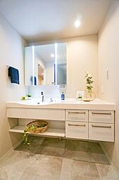 [洗面] お化粧もしやすい三面鏡付き独立洗面台、収納もしっかりあり、洗剤などもしまっておけます。