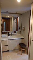 [洗面] シャワータイプの洗面化粧台・鏡も広いので忙しい朝の時間に便利。
