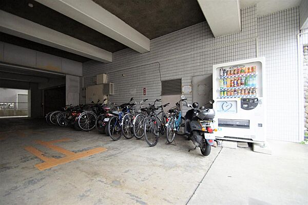 画像29:駐車場側・自転車置き場