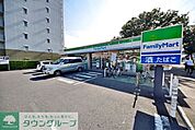 ファミリーマート 徒歩11分。コンビニ 810m