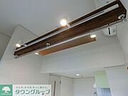 オシャレな梁（はり）はスポット照明＆室内物干し付き機能があり実用的！