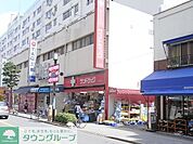 サンドラッグ 徒歩3分。ドラックストア 220m